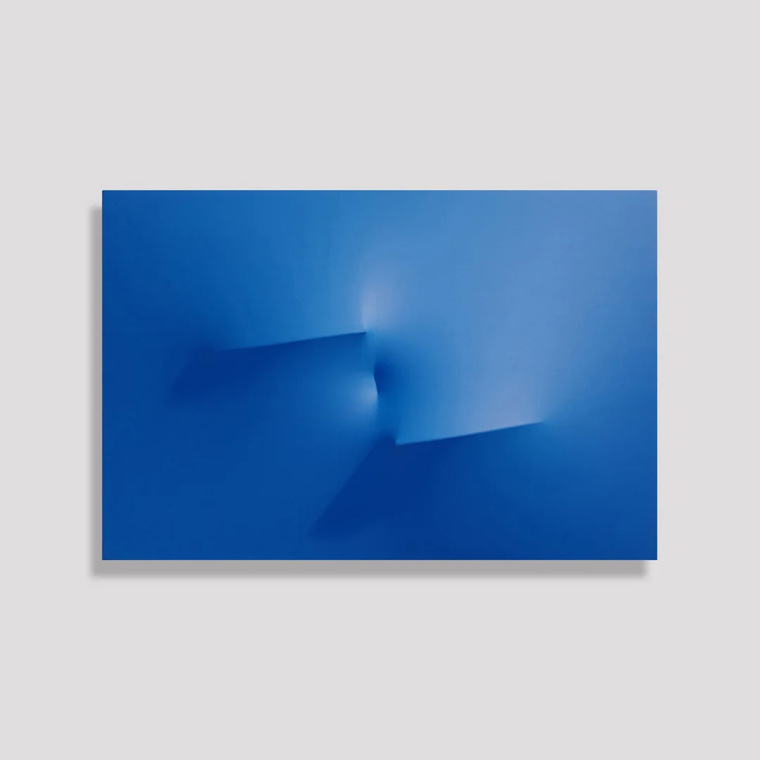 Agostino Bonalumi-Blu (2011) Stropless canvas and acrylic - 60×90 cm