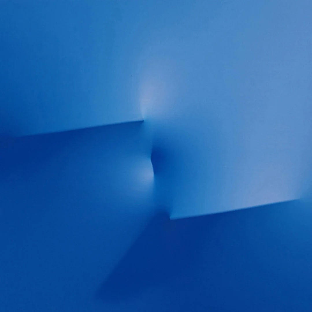 Agostino Bonalumi-Blu (2011) Stropless canvas and acrylic - 60×90 cm